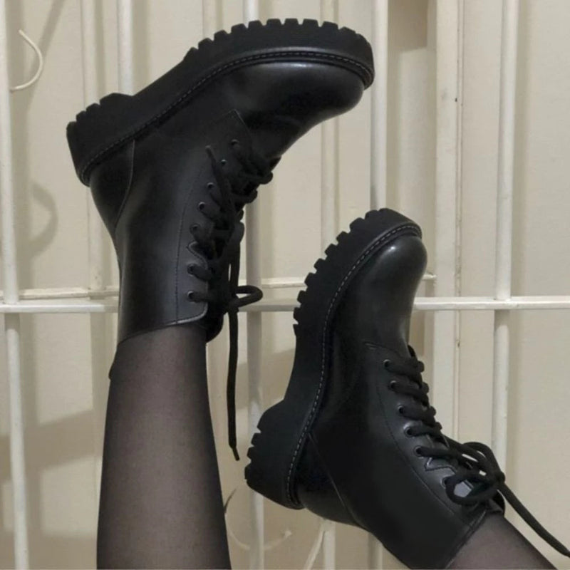 Bota Coturno Feminina Tratorada de Cano Curto